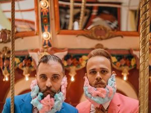 Waduh! 10 Makanan Ini Sengaja Ditempel di Jenggot Dua Pria Ini