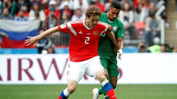 Mario Fernandes berduel dengan Salem Al Dawsari.