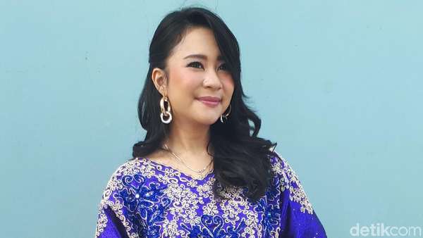 Potret Keluarga Selebriti saat Lebaran, Sophia Latjuba Berhijab