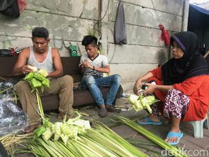Jelang Lebaran, Pedagang Ketupat Untung Besar