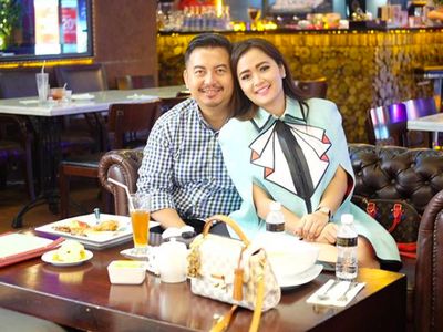 10 Gaya Presenter Kocak Vega Darwanti Makan Bakso hingga Sushi