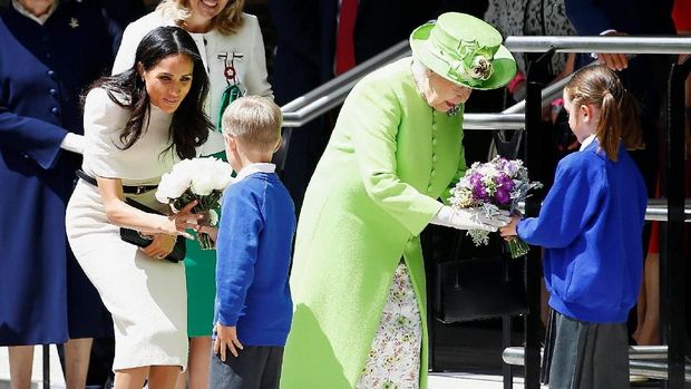 Oranye yang Selalu Absen dari Busana Kate dan Meghan