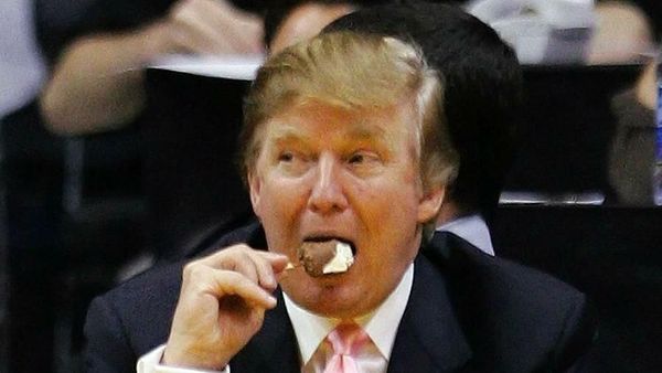 Begini Gaya Donald Trump Saat Makan Es Krim  hingga Steak