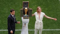 Pembukaan Piala Dunia 2018 diawali dengan dibawanya trofi oleh eks kapten Timnas Spanyol, Iker Casillas dan model Natalia Vodianova. (Foto: Maxim Shemetov/Reuters)