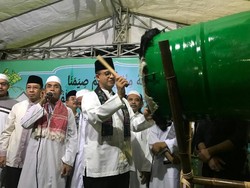 Gaya Anies Tabuh Bedug dan Takbiran di Wali Kota Jaksel