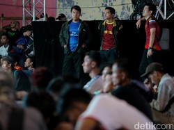 Mereka kompak mengenakan jersey negara favorit.