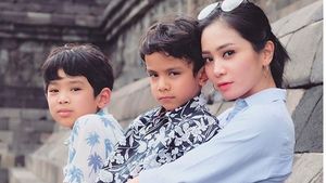 Intip Keseruan Liburan Bunga Zainal di Yogyakarta