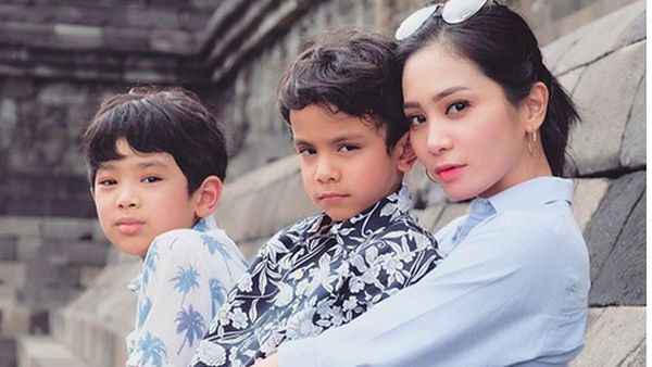 Intip Keseruan Liburan Bunga Zainal di Yogyakarta