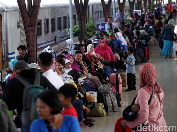 Suasana Stasiun Senen H-1 Lebaran
