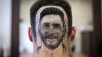 Ini penampakan tato rambut berwajah bintang Argentina Lionel Messi. Vladimir Zivojlnovic/AFP.