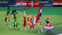Bendera-bendera dari 32 negara kontestan ikut dikibarkan dalam atraksi pembukaan Piala Dunia 2018. Foto: Maxim Shemetov/Reuters