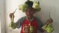 Ekspresi Lucu Anak-anak Saat Foto dengan Ketupat