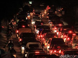 H-1 Arus Lalu Lintas Nagreg Padat Merayap