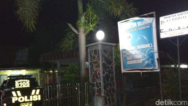 Rumah di Blitar yang Digeledah Densus 88 Tertulis 'Praktik Dokter' Rumah di Blitar yang Digeledah Densus 88 Tertulis 'Praktik Dokter'