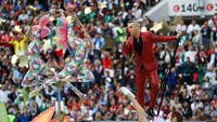 Di momen ini Robbie Williams muncul dengan penampilan yang cukup mencolok. Warganet banyak menilai bahwa dia tampil dengan potongan ala Morrissey. (Foto: Kai Pfaffenbach/Reuters)