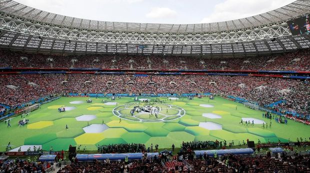 Upacara pembukaan di Stadion Luzhniki disaksikan puluhan ribu penonton.