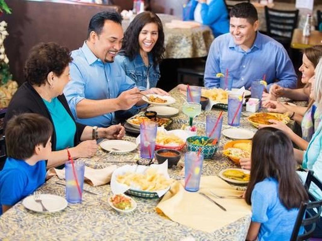 Perhatikan 5 Hal Ini Kalau Ingin Makan dengan Keluarga di Restoran Saat Lebaran