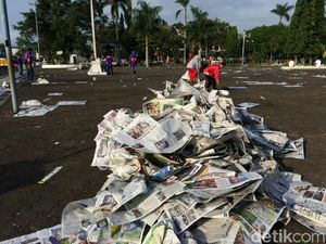 Mengais Rezeki dari Koran Bekas Alas Salat Id