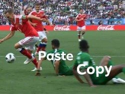 Pemain Rusia Denis Cheryshev mencetak dua gol ke gawang Arab Saudi. Gol pertama dicetaknya dengan mengecoh dua bek Arab Saudi, yang gaya jatuhnya ibarat copy paste. (Foto: Twitter @TrollFootball/Ahmeeed_10