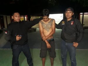 Aniaya Anak Kecil, Pria Bertato di Makassar Ditangkap Polisi Aniaya Anak Kecil, Pria Bertato di Makassar Ditangkap Polisi