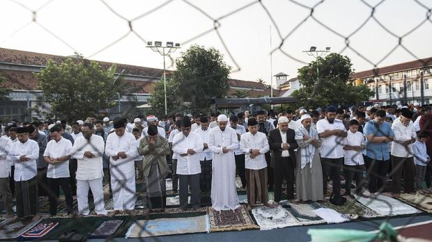 Warga binaan Lapas melaksanakan salat Idulfitri 1439 H di Lapas Klas IA Sukamiskin Bandung, Jawa Barat, Jumat (15/6). Menurut Kepala Lembaga Pemasyarakatan Sukamiskin Bandung Wahid Husen, hanya 68 narapidana khusus dinyatakan mendapat remisi Idulfitri di antaranya untuk kasus korupsi hanya Nazaruddin yang mendapatkan remisi selama dua bulan. ANTARA FOTO/M Agung Rajasa/hp/18.