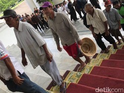 Tukang Becak Bersandal Jepit Ikut Antre Salaman dengan Jokowi