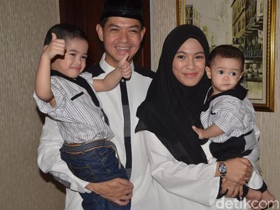 Selamat Lebaran dari Keluarga Dude Harlino