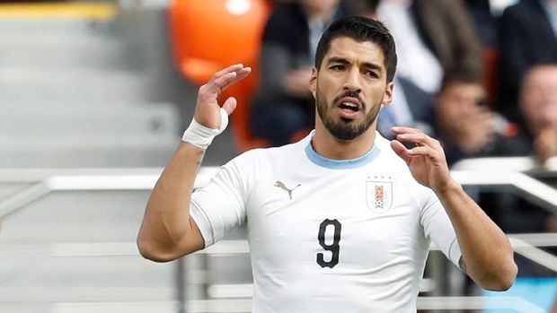 Tendangan kaki kanan Suarez masih menyamping di sisi kanan.