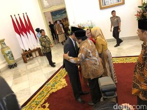 Menteri Kabinet Kerja Antre Salaman dengan Jokowi