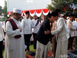 Sandi Salat Id di Balai Kota Bareng Warga dan Jajaran Pemprov