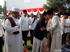 Sandi Salat Id di Balai Kota Bareng Warga dan Jajaran Pemprov Sandi Salat Id di Balai Kota Bareng Warga dan Jajaran Pemprov
