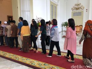 Berkemeja hingga Bersandal, Mereka Antre Bersalaman dengan Jokowi Berkemeja hingga Bersandal, Mereka Antre Bersalaman dengan Jokowi