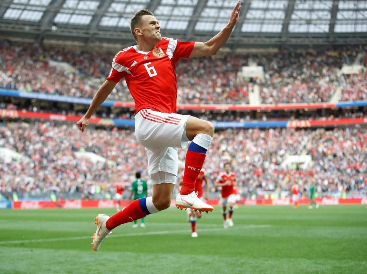 Denis Cheryshev saat merayakan gol Rusia ke gawang Arab Saudi. (Foto: Carl Recine/Action Images via Reuters)