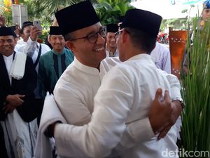 Momen Anies-Sandi Pelukan di Hari Lebaran 2018