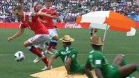 Adapula yang menggambarkan dua bek Arab Saudi itu ibarat sedang bersantai di pantai, lantaran gaya jatuh duduknya ketika digocek Cheryshev. (Foto: Twitter @TrollFootball)
