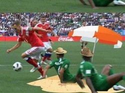 Adapula yang menggambarkan dua bek Arab Saudi itu ibarat sedang bersantai di pantai, lantaran gaya jatuh duduknya ketika digocek Cheryshev. (Foto: Twitter @TrollFootball)