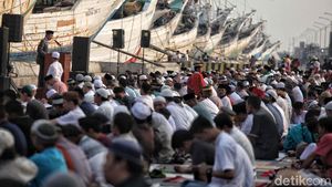 Suasana Salat Id di Pelabuhan Sunda Kelapa