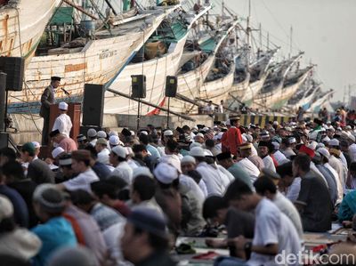 Suasana Salat Id di Pelabuhan Sunda Kelapa