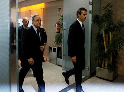Lopetegui diperkenalkan di hadapan media dan juga suporter pada Kamis (14/6/2018) kemarin waktu setempat. Dia datang bersama presiden klub, Florentino Perez. (Foto: Juan Medina/Reuters)