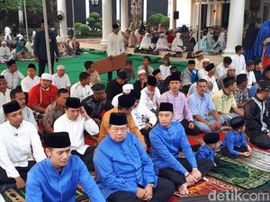 Kompak Berbaju Biru, SBY Bareng Keluarga Salat Id di Cikeas