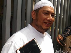 Opor Ayam dari Suami untuk Bupati Rita di Rutan KPK Opor Ayam dari Suami untuk Bupati Rita di Rutan KPK