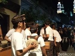 Indahnya Toleransi, Pemuda Hindu Ramaikan Malam Takbiran di Bali