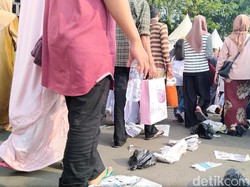 Koran Berceceran Usai Salat Idul Fitri di Istiqlal