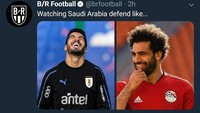 Lini belakang Arab Saudi memang begitu buruk saat menghadapi Rusia. Bahkan Luis Suarez dan Mohamed Salah, yang akan berduel di laga Uruguay vs Mesir, diibaratkan sampai tertawa melihatnya. (Foto: Twitter @brfootball)