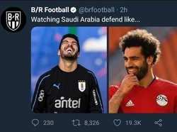Lini belakang Arab Saudi memang begitu buruk saat menghadapi Rusia. Bahkan Luis Suarez dan Mohamed Salah, yang akan berduel di laga Uruguay vs Mesir, diibaratkan sampai tertawa melihatnya. (Foto: Twitter @brfootball)