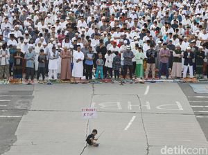 Bacaan Bilal Sholat Idul Fitri Lengkap Arab, Latin, dan Artinya Bacaan Bilal Sholat Idul Fitri Lengkap Arab, Latin, dan Artinya