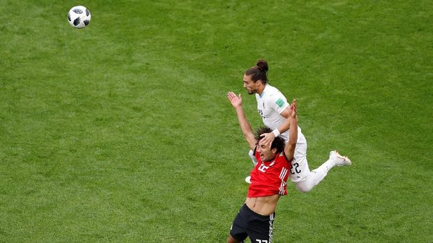 Amr Warda dijatuhkan Martin Caceres.