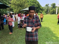 Ujang Jalan Kaki 2 Hari dari Sukabumi demi Salaman dengan Jokowi