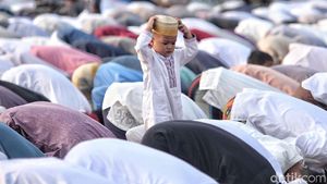 Anak-anak dan Keceriaan Salat Id di Pelabuhan Sunda Kelapa
