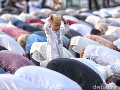 Anak-anak dan Keceriaan Salat Id di Pelabuhan Sunda Kelapa